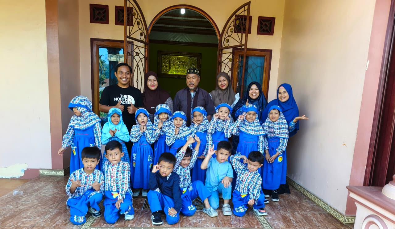 Menutup tema "Aku Ciptaan Allah" dengan sub-tema "Keluargaku", teman-teman kecil kita berpetualang dalam kegiatan "Kunjungan ke Rumah Teman